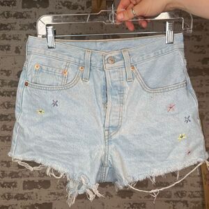 Levi’s | women denim shorts with embroidered flowers